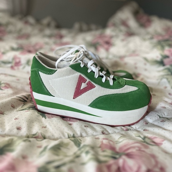 Super cool Volatile green/pink platform sneakers! In a women’s size 10 :)) - Picture 7 of 7